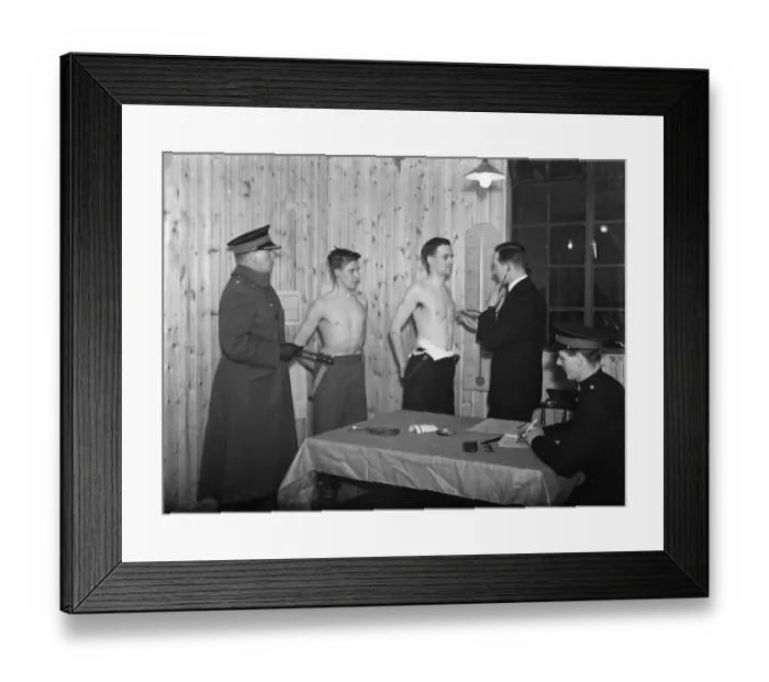 Framed Print : Territorial Army recruiting week at Sidcup, Kent. Potential recruits having their Framed Print : Territorial Army recruiting week at Sidcup, Kent. Potential recruits having their