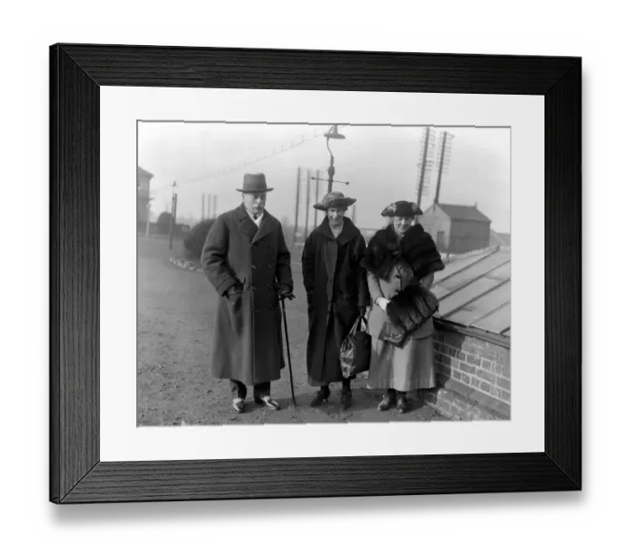 Framed Print : Lord Haig leaves Malden for South Africa. n. Lord Haig, Lady Haig (centre) and niece