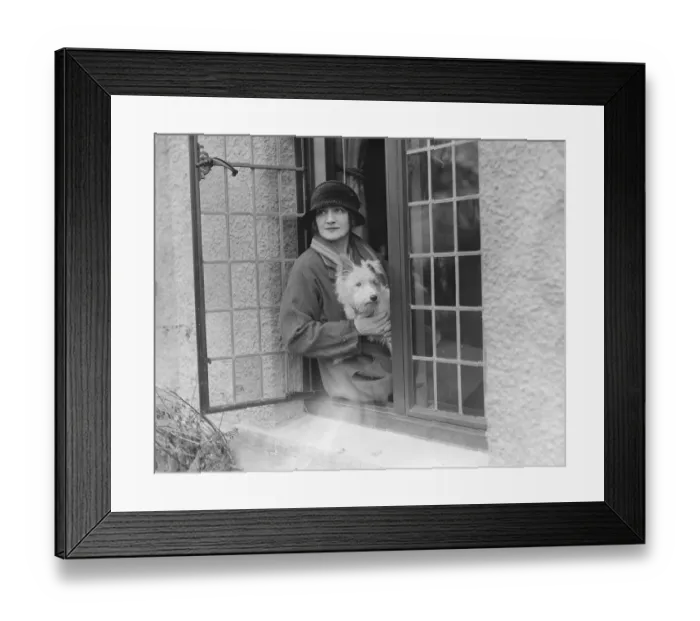 Framed Print : Mrs Ian Bullough ( Miss lily Elsie ) at her new home, Drury lane farm, Gloucestershire Framed Print : Mrs Ian Bullough ( Miss lily Elsie ) at her new home, Drury lane farm, Gloucestershire