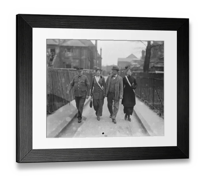 Framed Print : Revue girls recruiting for the army at Tottenham