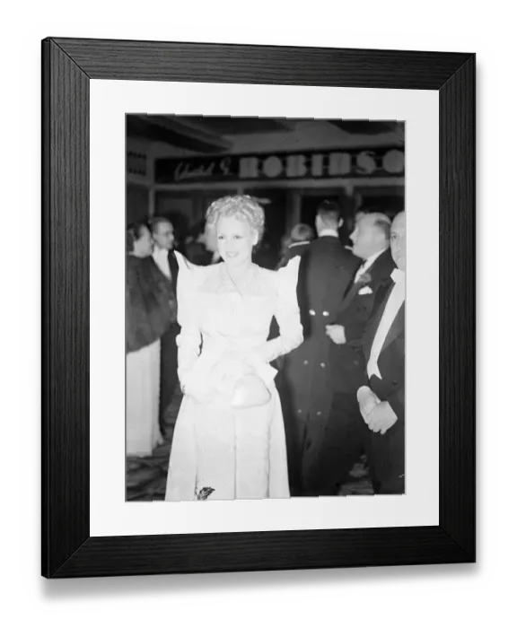 Framed Print : An unusual fashion worn by attractive Mrs Max Milder when she arrived for the opening