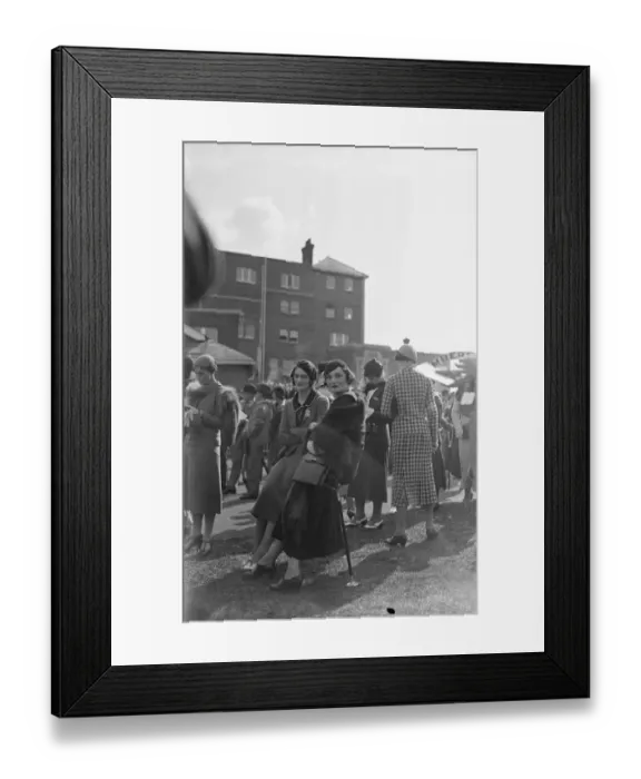 Framed Print : Newbury Hon Mrs Esmond Harmsworth ( right ) 22 September 1933
