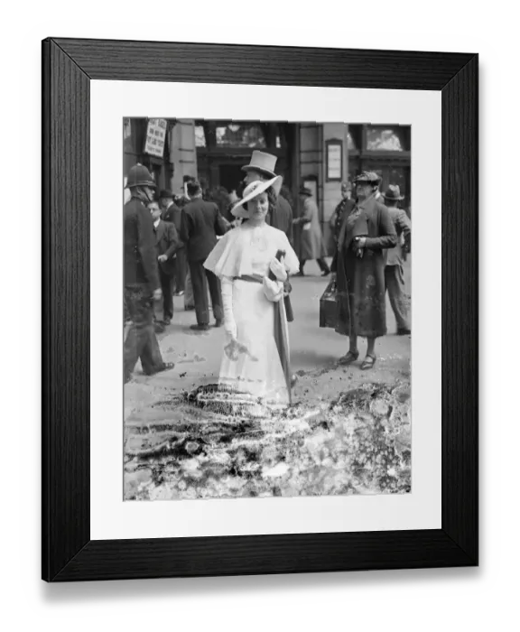 Framed Print : Ascot fashion with a bow. Waterloo Station took on unaccustomed elegance when Framed Print : Ascot fashion with a bow. Waterloo Station took on unaccustomed elegance when