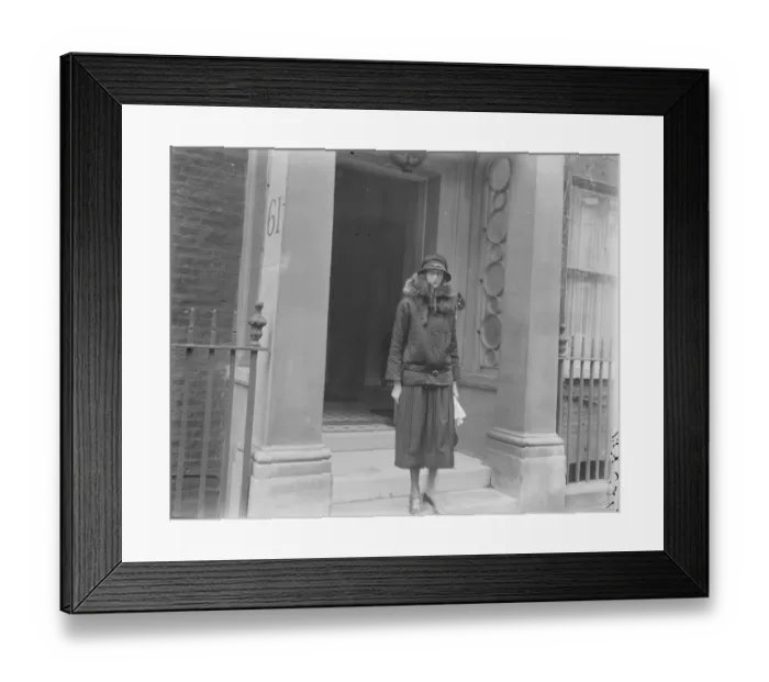 Framed Print : Duchess of Sutherland before placing tribute on Nelsons tomb 21 October 1922 Framed Print : Duchess of Sutherland before placing tribute on Nelsons tomb 21 October 1922