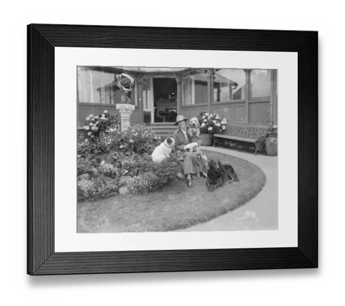 Framed Print : Return of Lily Elsie at her bungalow in Skegness