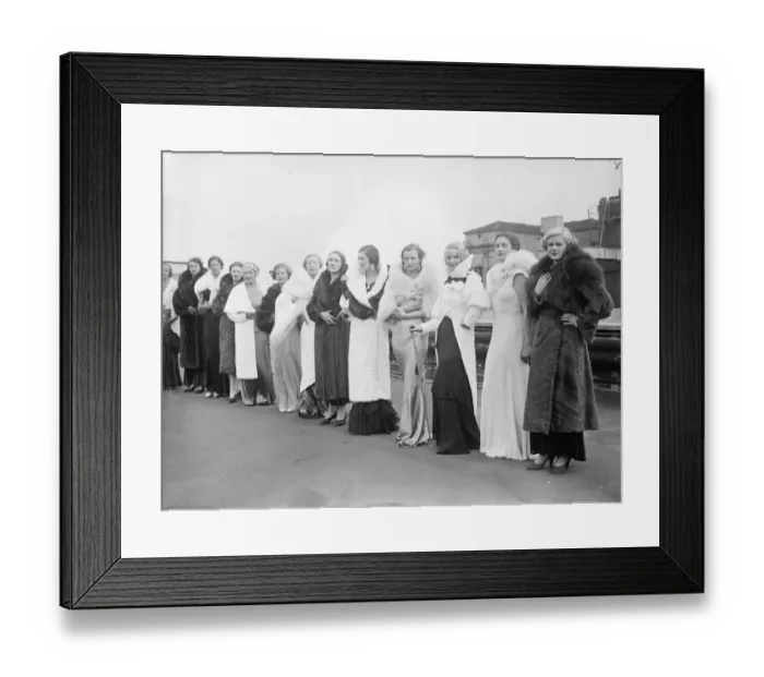 Framed Print : London Fur Fashion central of the world. Furs worth ?50000 were worn by mannequins Framed Print : London Fur Fashion central of the world. Furs worth ?50000 were worn by mannequins