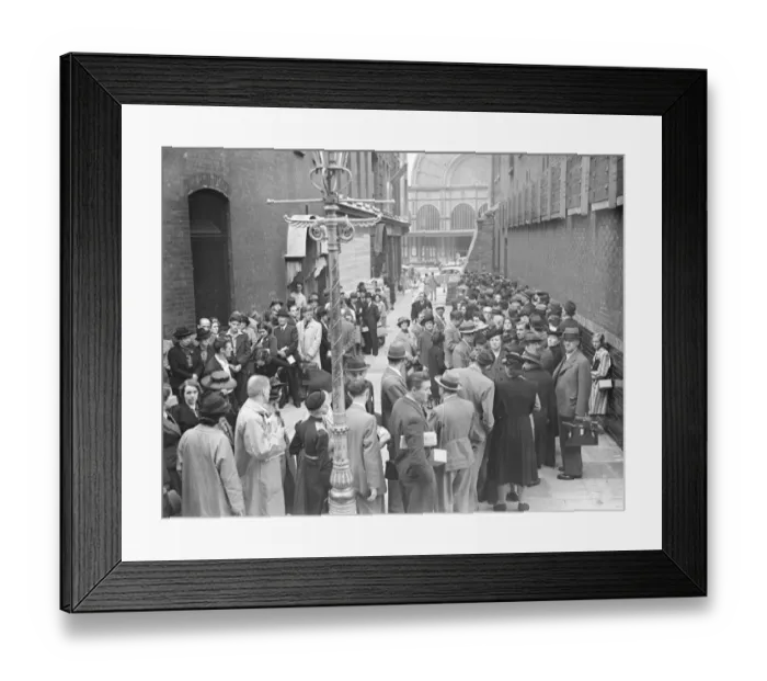 Framed Print : At the aliens office, bow street 4 September 1939 Framed Print : At the aliens office, bow street 4 September 1939