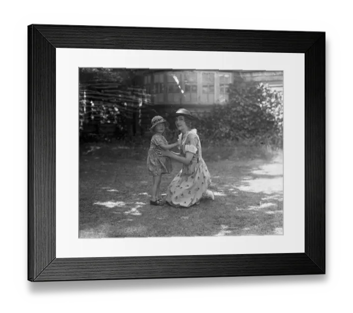 Framed Print : The Actress, Miss Mary Glynne and her little daughter Hazel on holiday at Minehead Framed Print : The Actress, Miss Mary Glynne and her little daughter Hazel on holiday at Minehead