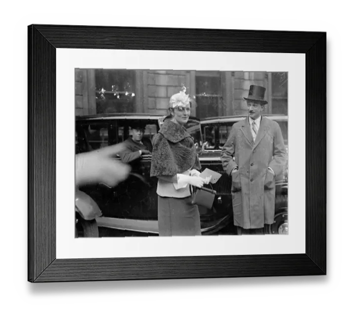Framed Print : Hat fashion at Royal Academy private view. Women visitors to the Royal Academy Framed Print : Hat fashion at Royal Academy private view. Women visitors to the Royal Academy