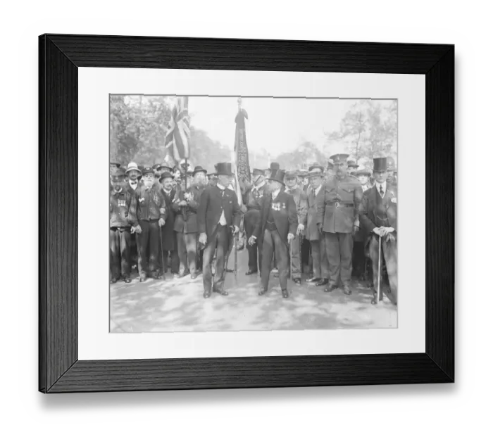 Framed Print : Garibaldian veterans in the Italian demonstration in London. 1914 - 1918 Framed Print : Garibaldian veterans in the Italian demonstration in London. 1914 - 1918