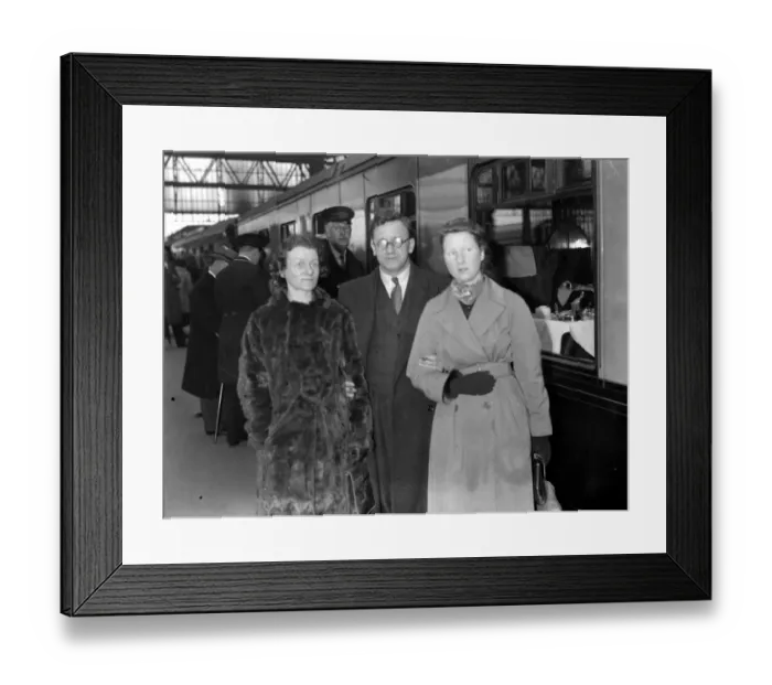 Framed Print : At Waterloo, on leaving for America. Mr Herbert Morrison with his wife and daughter, Mary Framed Print : At Waterloo, on leaving for America. Mr Herbert Morrison with his wife and daughter, Mary