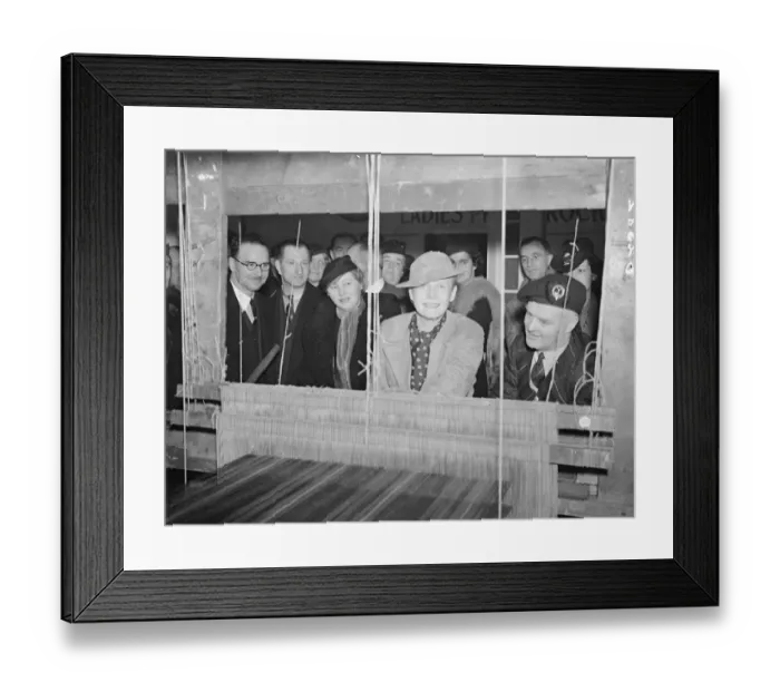 Framed Print : Ann Harding tries spinning wheel at Scottish textile show in London. Miss Ann Harding Framed Print : Ann Harding tries spinning wheel at Scottish textile show in London. Miss Ann Harding