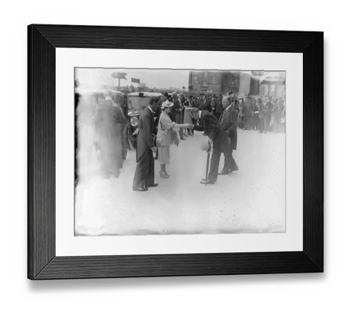 Framed Print : King and Queen arrived at Epsom for opens quote, ladies Day. Paying the second visit of the week Framed Print : King and Queen arrived at Epsom for opens quote, ladies Day. Paying the second visit of the week