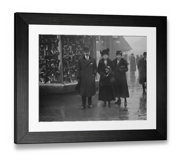 Framed Print : L C C Elections Sir Francis Lloyd and Mrs Hudson Lyall ( centre ) starting out Framed Print : L C C Elections Sir Francis Lloyd and Mrs Hudson Lyall ( centre ) starting out