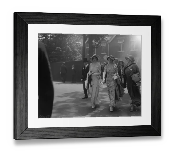 Framed Print : Royal Ascot opens. Fashions seen on the opening day. 14 June 1932 Framed Print : Royal Ascot opens. Fashions seen on the opening day. 14 June 1932