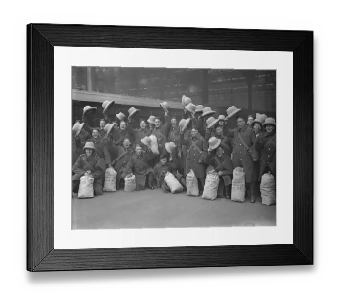 Framed Print : At Waterloo Men of the 1st battalion lancashire regiment leave for Ferozepore, India Framed Print : At Waterloo Men of the 1st battalion lancashire regiment leave for Ferozepore, India