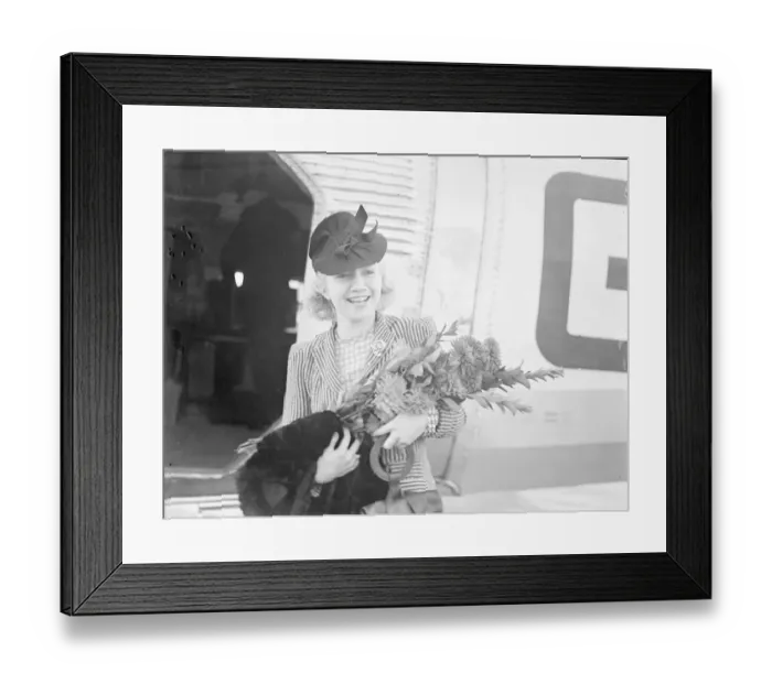 Framed Print : Miss Liliane Gills, Miss Paris 1938, arrived at Croydon Aerodrome from Paris to Framed Print : Miss Liliane Gills, Miss Paris 1938, arrived at Croydon Aerodrome from Paris to