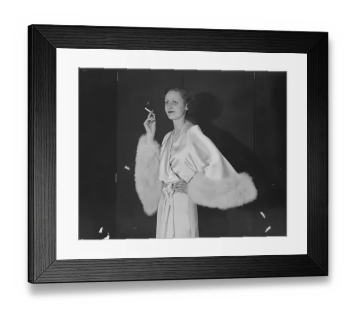 Framed Print : Royal School of Needlework prepares for exhibition, Surbiton. 21 November 1935