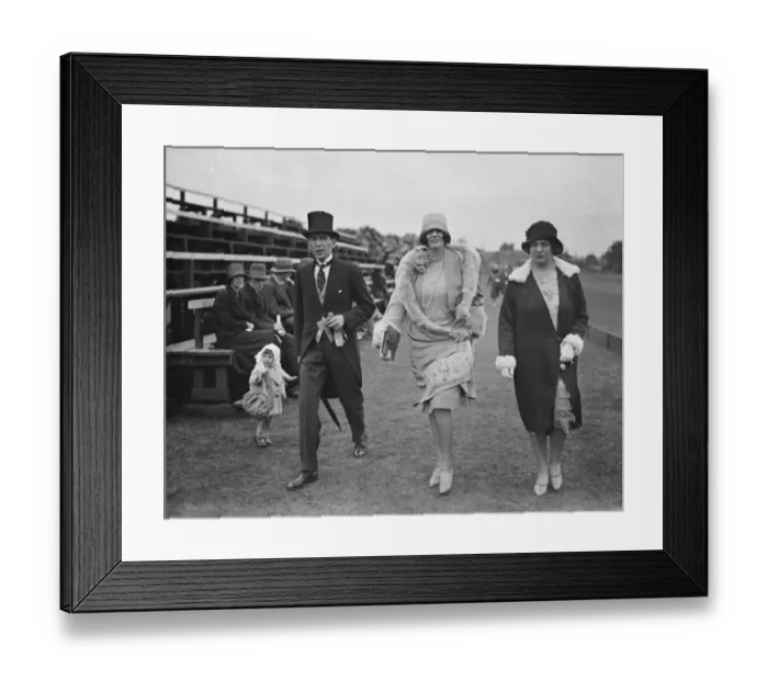 Framed Print : Polo at Hurlingham - El Gordo versus Hurricanes. Hon Lady Chichester ( centre ) Framed Print : Polo at Hurlingham - El Gordo versus Hurricanes. Hon Lady Chichester ( centre )