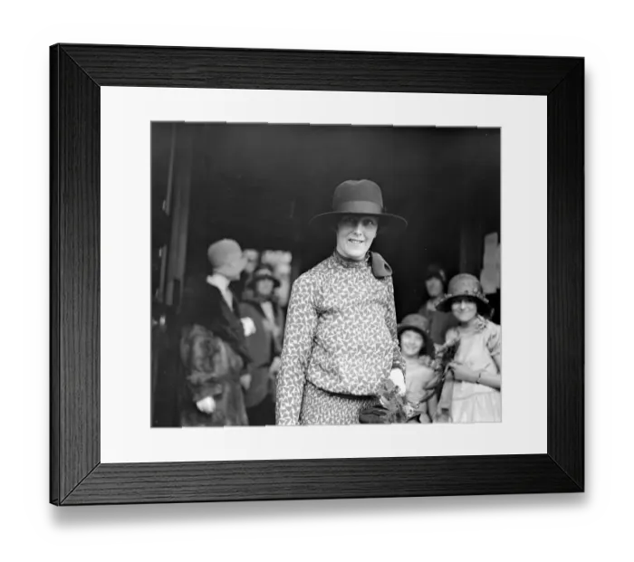 Framed Print : Miss June Williams, the prominent parachutist. 27 April 1929 Framed Print : Miss June Williams, the prominent parachutist. 27 April 1929