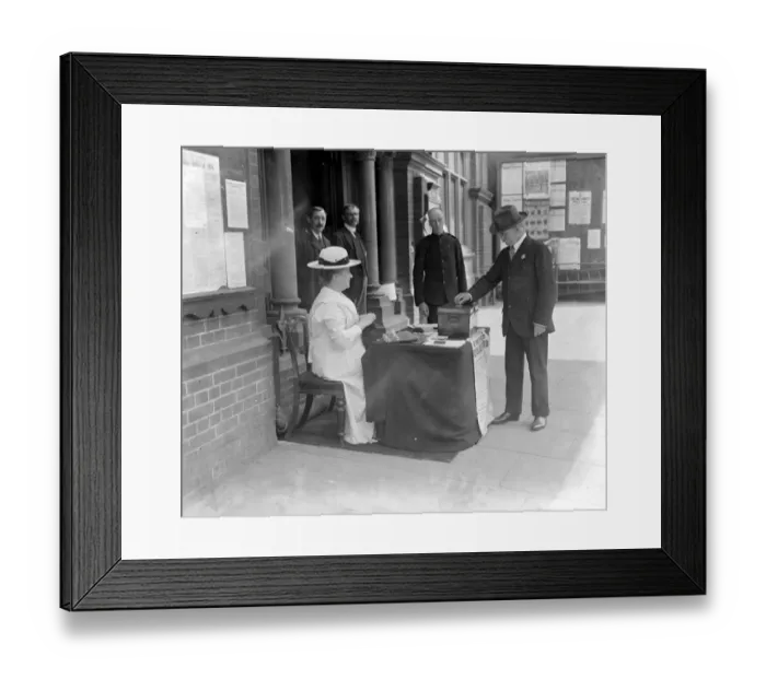 Framed Print : Mrs Dawnay, Mayoress of Wandsworth. Working for the Prince of Wales Fund. 1914 - 1918