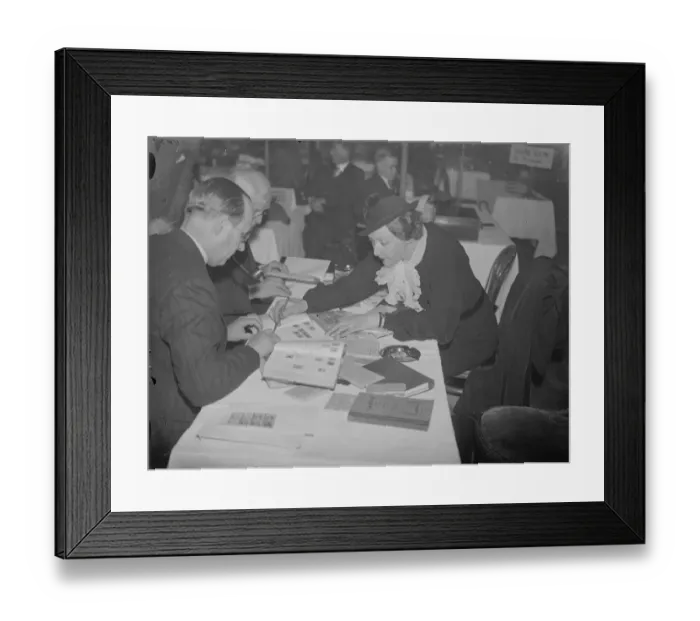 Framed Print : Fashion at the stamp dealers bourse. Experts from all over the world in London Framed Print : Fashion at the stamp dealers bourse. Experts from all over the world in London