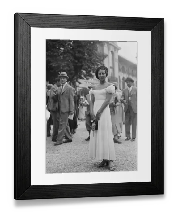 Framed Print : Striking fashions at French Grand Prix meeting at Longchamps. One of the striking