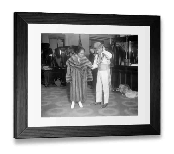 Framed Print : Hawaiians in London. Hawiians shopping in Selfridge s. Mr Kamaki Pahu is doutful Framed Print : Hawaiians in London. Hawiians shopping in Selfridge s. Mr Kamaki Pahu is doutful