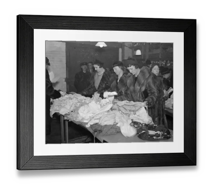 Framed Print : Bargain hunters crowd Southampton docks before annual auction of dutiable goods