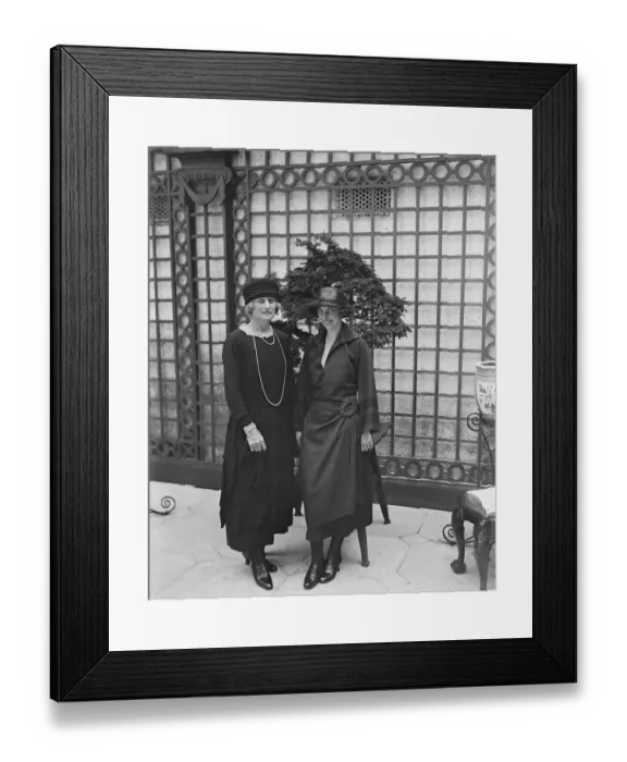 Framed Print : Society garden party at Lady Hultons residence. Lady Arthur Pearson ( left ) Framed Print : Society garden party at Lady Hultons residence. Lady Arthur Pearson ( left )