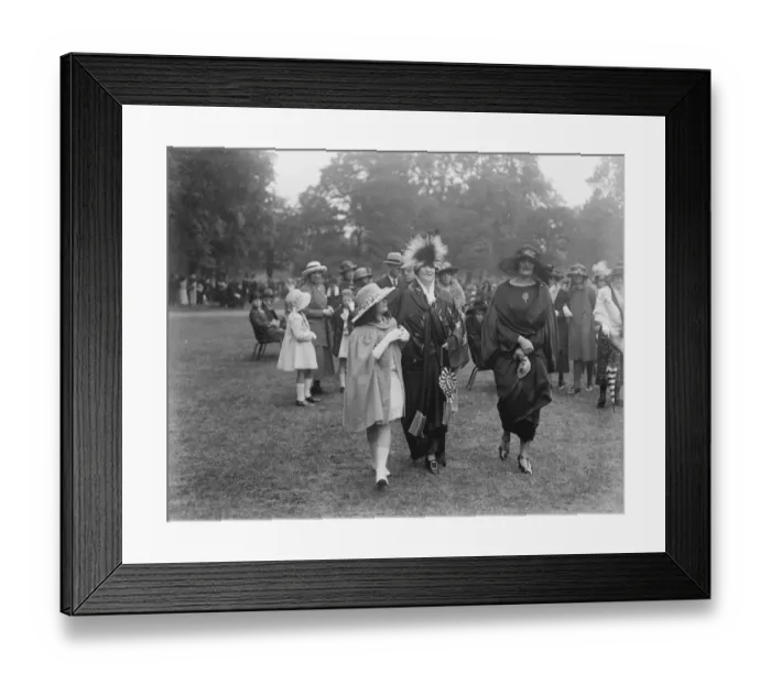 Framed Print : Mrs Elinor Glyn ( centre ) the famous novelist taking a walk in Hyde Park. 19 June 1922 Framed Print : Mrs Elinor Glyn ( centre ) the famous novelist taking a walk in Hyde Park. 19 June 1922