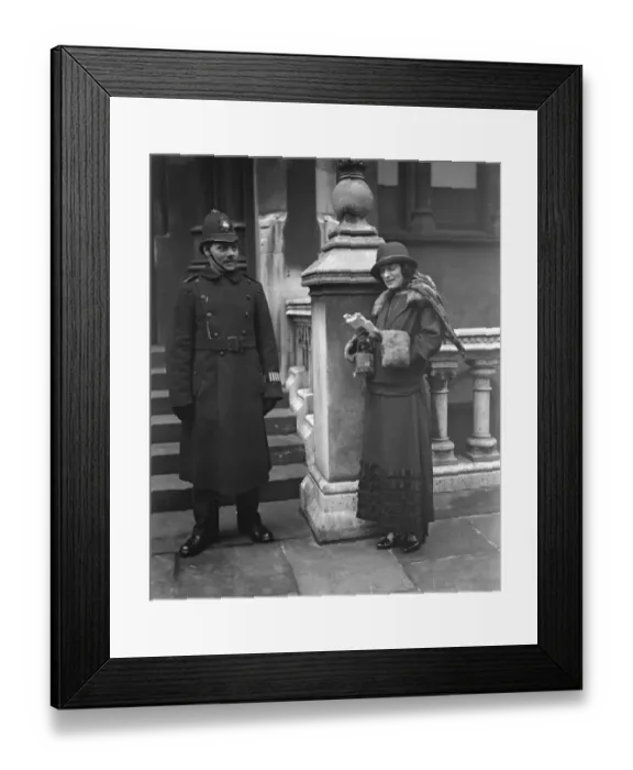 Framed Print : Theatrical action at the law courts. In the Chancery Courts before Mr Justice Eve Framed Print : Theatrical action at the law courts. In the Chancery Courts before Mr Justice Eve