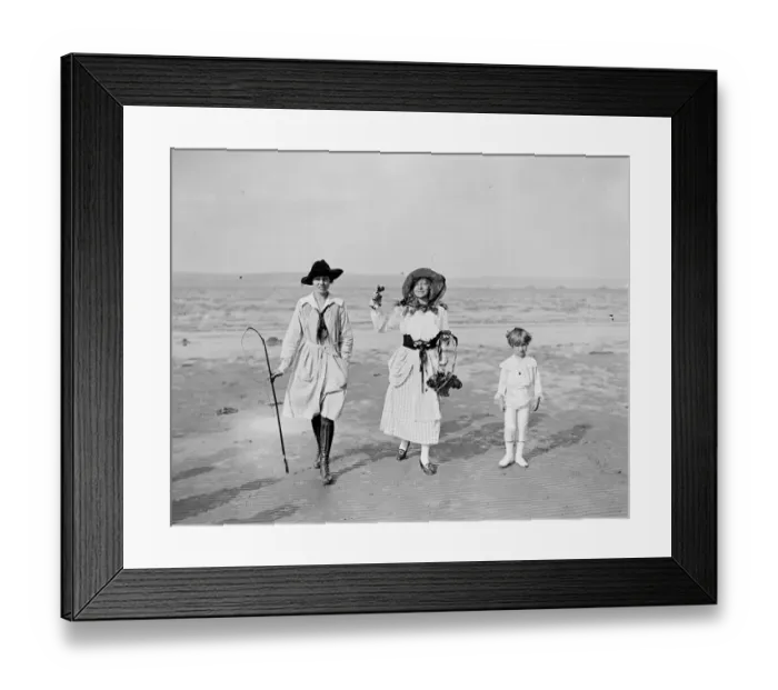Framed Print : Rehearsing a pageant on Weymouth Sands, Dorset, in aid of the War Emergency Funds Framed Print : Rehearsing a pageant on Weymouth Sands, Dorset, in aid of the War Emergency Funds