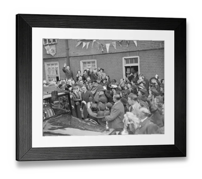 Framed Print : King George VI leaving after visiting his tenants in Denny Crescent, during his