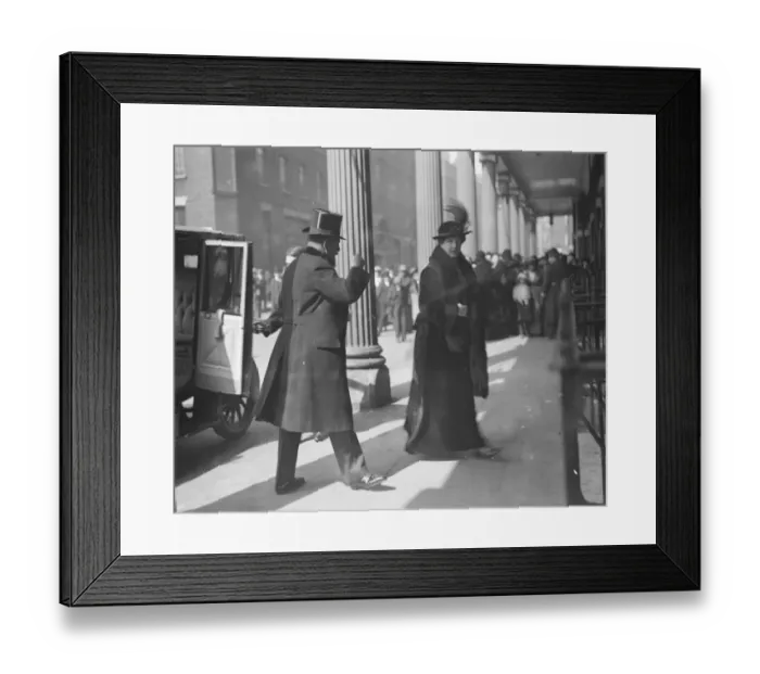 Framed Print : Queen Amelia of Portugal arriving at Drury Lane, London