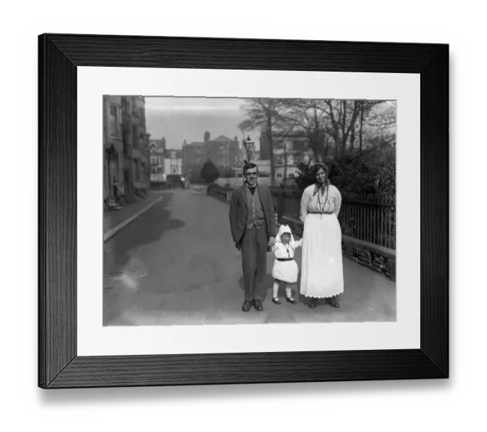 Framed Print : The Rev H M Rogers, missionary from Tristran Di Cunha, with his wife and little Framed Print : The Rev H M Rogers, missionary from Tristran Di Cunha, with his wife and little