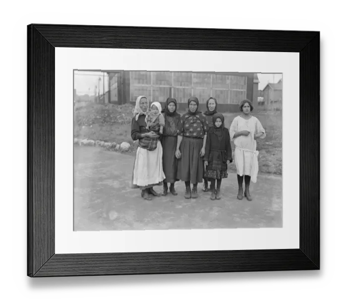 Framed Print : Atlantic Park, emigrant station at Southampton Types of emigrants 21 June 1939 Framed Print : Atlantic Park, emigrant station at Southampton Types of emigrants 21 June 1939