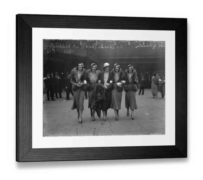 Framed Print : Joan, June, Jane and Jean with Mrs Gilmartin photographed at Paddington Station