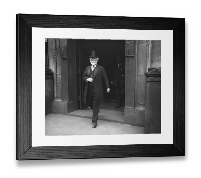 Framed Print : Lord Pierrie at the White Star Offices Framed Print : Lord Pierrie at the White Star Offices