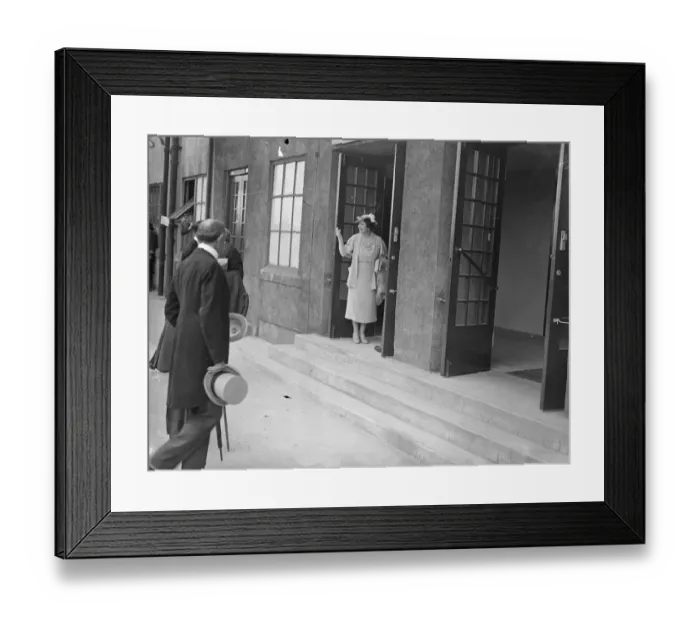 Framed Print : Queen waves greeting at Epsom. Royal visit for Ladies Day. Paying less second visit of the week Framed Print : Queen waves greeting at Epsom. Royal visit for Ladies Day. Paying less second visit of the week