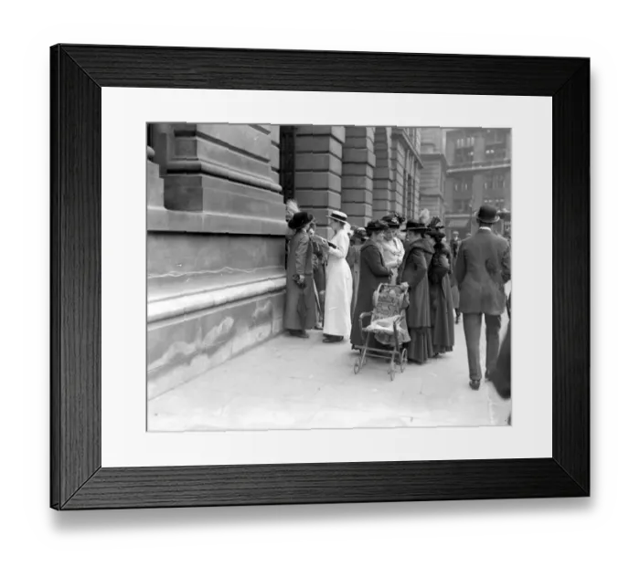 Framed Print : Waiting at the war office for news. 28 February 1917
