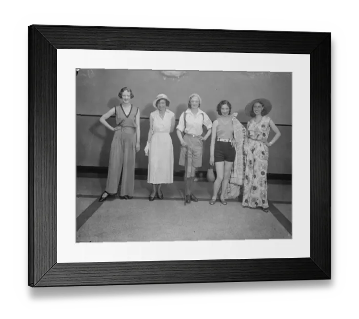 Framed Print : London shopgirls turn mannequins in search for most versatile beauty Framed Print : London shopgirls turn mannequins in search for most versatile beauty