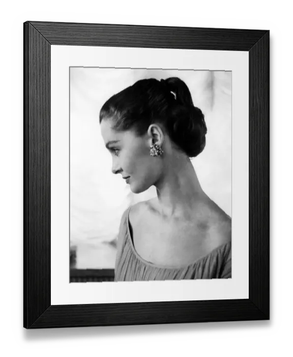 Framed Print : Portrait of a young woman