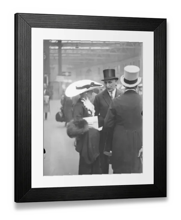 Framed Print : The biggest at Ascot. An outsized hat worn by a women racegoer as she left Waterloo for Ascot Framed Print : The biggest at Ascot. An outsized hat worn by a women racegoer as she left Waterloo for Ascot