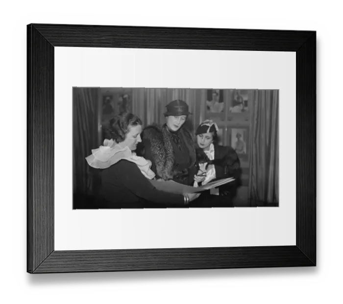 Framed Print : Private view of Captain Peter Norths Show of portraits of well known people. Mrs Peter North Framed Print : Private view of Captain Peter Norths Show of portraits of well known people. Mrs Peter North