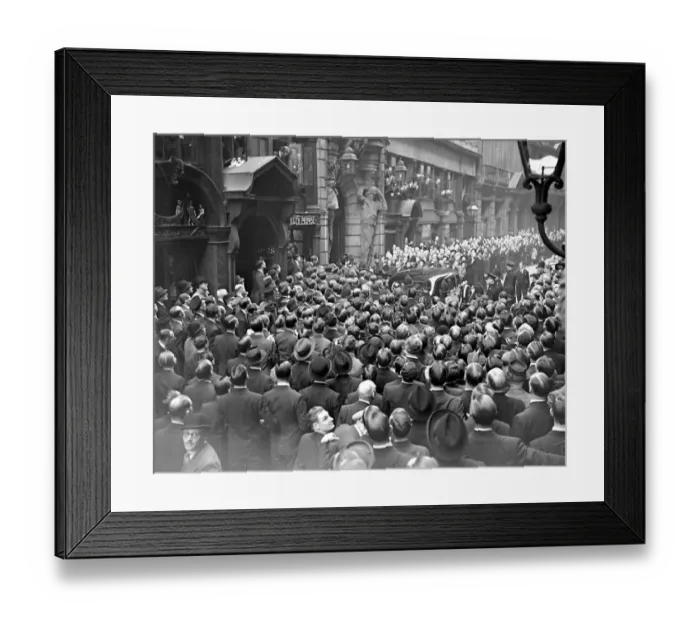 Framed Print : Crowds outside Stock Exchange (visit of Duchess of Kent to Drapers Hall). 10 November