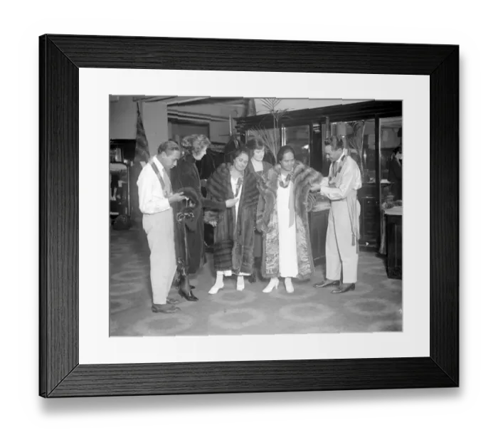 Framed Print : Hawaiians in London. Hawaiian shopping in selfridge s. 14 January 1921 Framed Print : Hawaiians in London. Hawaiian shopping in selfridge s. 14 January 1921