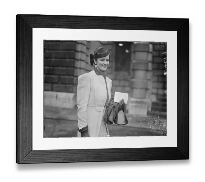 Framed Print : Her fashion at Royal Academy private view. Distinguished art lovers attended Framed Print : Her fashion at Royal Academy private view. Distinguished art lovers attended