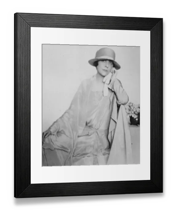 Framed Print : Spains best dressed woman now buying british frocks. The Marchioness de Villavieja