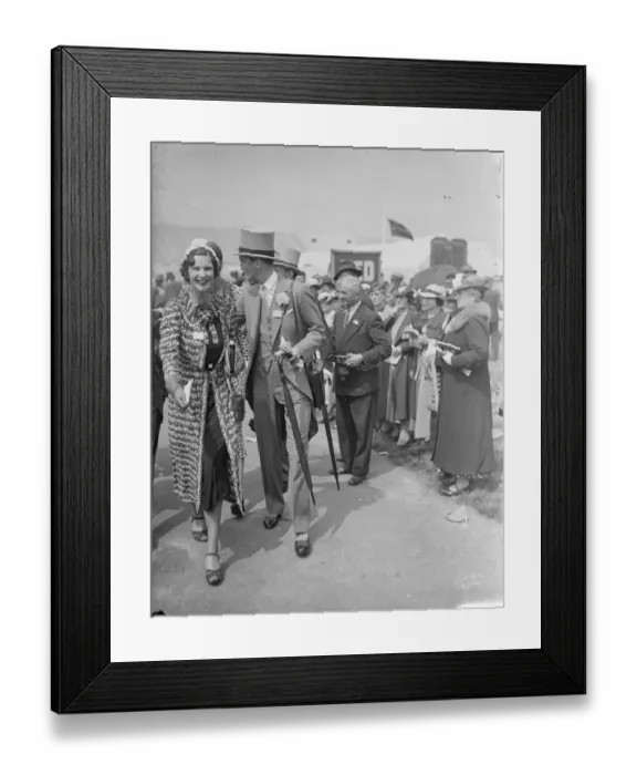 Framed Print : Lord and lady Weymouth at Ascot. Photo shows: Lady Weymouth, wearing an unusual